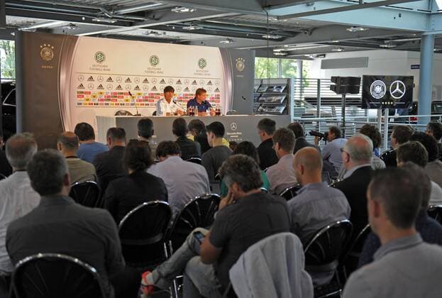02.09.2014, Fussball Deutsche Nationalmannschaft, Pressekonferenz vor dem Spiel , in der Mercedes-Benz-Niederlassung Düsseldorf. Bundestrainer Joachim Löw (Deutschland) vor den versammelten Journalisten. re: Pressesprecher Jens Grittner. 