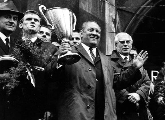 Der FC Bayern München feiert den Gewinn des Europapokals der Pokalsieger: Trainer Zlatko -Tschik- Cajkovski mit dem Pokal, li. dahinter: Sepp Maier, re.: Präsident Wilhelm Neudecker