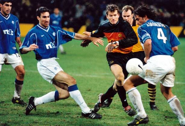 UEFA-Pokal 3. Runde, Borussia Dortmund - Glasgow Rangers, v.li.: Claudio Reyna, Tony Vidmar (beide Rangers), Torwart Jens Lehmann (BVB), Lorenzo Amoruso (Rangers)