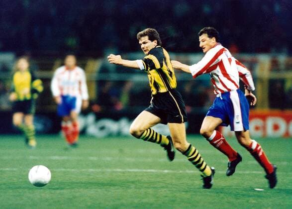 Champions League Gruppenphase, Borussia Dortmund - Atletico Madrid: Andreas Möller (BVB) vor Juan Vizcaino Morcillo (Madrid)