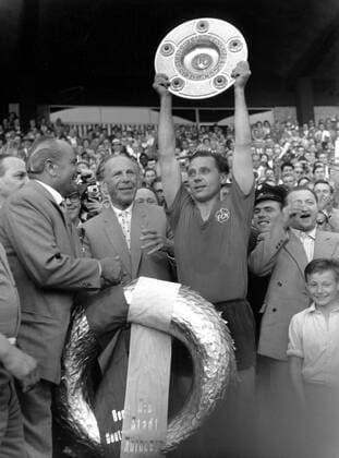 Der 1. FC Nürnberg ist deutscher Meister 1961: Max Morlock mit der Meisterschale, li.: DFB-Präsident Peter Joseph Bauwens