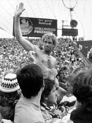 Torwart Jean-Marie Pfaff (FC Bayern München) wird zum Abschied von den Fans auf Schultern getragen
