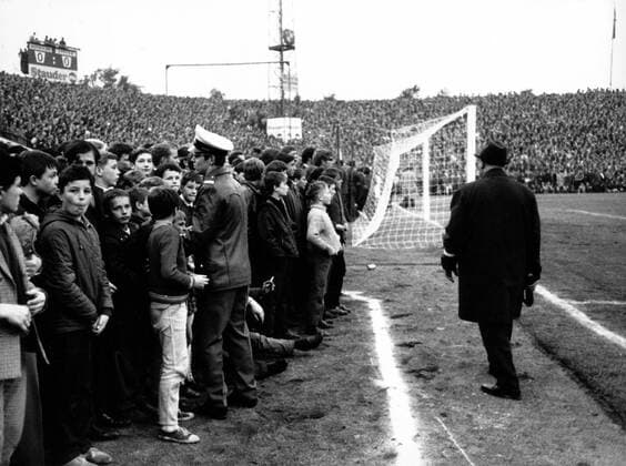 Fußball, Stadiongeschichte Rot-Weiß Essen Zuschauer beim Heimspiel von Rot-Weiss Essen im Stadion an der Hafenstraße