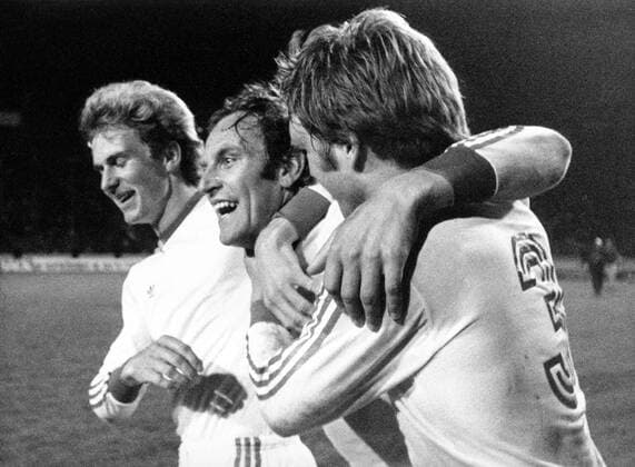 Europapokal der Landesmeister Finale, FC Bayern München - AS Saint-Etienne in Glasgow: Karl-Heinz Rummenigge (li.) und Udo Horsmann (re.) bejubeln mit Torschütze Franz Roth (alle Bayern) dessen Treffer zum 1:0