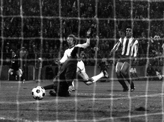 Europapokal der Landesmeister Finale (Wiederholungsspiel): Uli Hoeneß trifft (hi.li., Bayern), Torwart Miguel Reina (davor) und Ramon Heredia (beide Madrid) zum 1:0