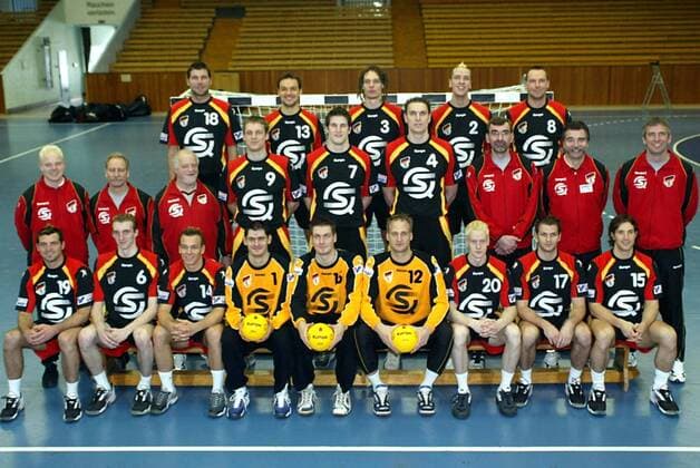 Handball-Laenderspiel Deutschland Vorstellung der Mannschaft fuer die EM hintere Reihe v.l. Daniel Stephan, Markus Baur, Frank von Behren, Pascal Hens, Christian Schwarzer, mittlere Reihe v.l. Jan Knoblauch (Physiotherapeut), Dr. Ulrich Dobler (Mannschaftsarzt), Uwe Stemberg (Team Koordinator), Klaus-Dieter Petersen, Jan-OLaf Immel, Mark Dragunski, Andreas Thiel (Torwart-Trainer), Bundestrainer Heiner Brand, Frank Loehr (Co-Trainer) vorn v.l. Florian Kehrmann, Holger Glandorf, Christian Zeitz, Henning Fritz, Carsten Lichtlein, Christian Ramota, Christian Schoene, Heiko Grimm, Torsten Jansen.