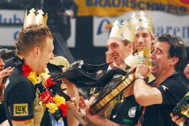 WM 2007 - Deutschland , Köln Finale Deutschland ist Weltmeister Trainer Heiner Brand feiert seine zweite Weltmeisterschaft. Erst als Spieler nun als Trainer. Holger Glandorf und Oliver Roggisch (beide GER) feiern den Sieg