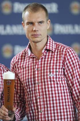 Holger BADSTUBER (Bayern München)),mit Weissbier in Lederhosen,bayerischer Tracht. FC Bayern München-Paulaner Foto Shooting am 31.08.2014.