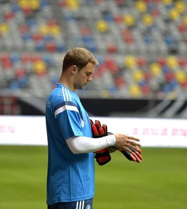02.09.2014, Fussball Deutsche Nationalmannschaft, Training vor dem Spiel gegen Argentinien, in der ESPRIT-Arena Düsseldorf. Torwart Manuel Neuer (Bayern) sortiert seine Handschuhe. 
