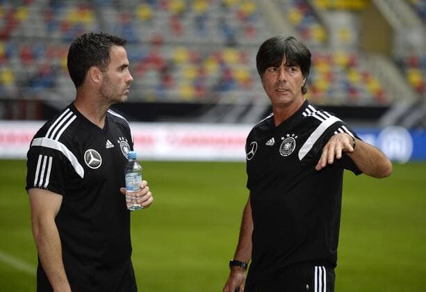 02.09.2014, Fussball Deutsche Nationalmannschaft, Training vor dem Spiel gegen Argentinien, in der ESPRIT-Arena Düsseldorf. Bundestrainer Joachim Löw (re, Deutschland) gestikuliert. li: Fitnesstrainer Shad Forsythe. 