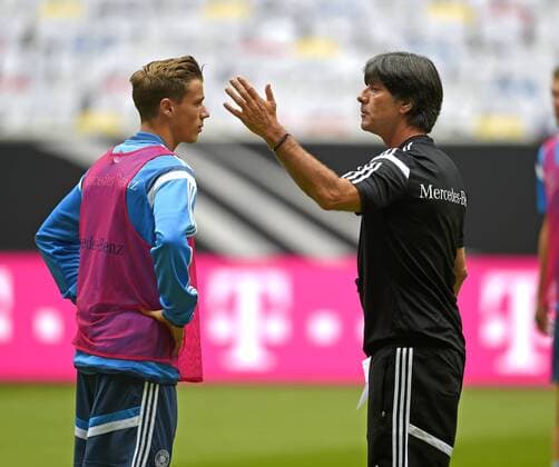 02.09.2014, Fussball Deutsche Nationalmannschaft, Training vor dem Spiel gegen Argentinien, in der ESPRIT-Arena Düsseldorf. v.li: Erik Durm (Deutschland) und Bundestrainer Joachim Löw (Deutschland). 