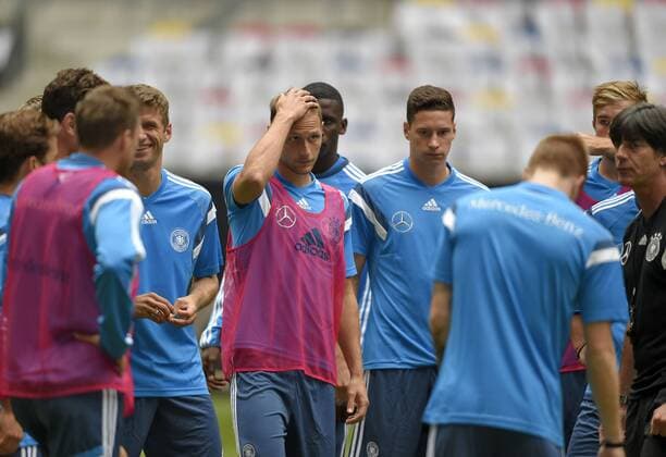 02.09.2014, Fussball Deutsche Nationalmannschaft, Training vor dem Spiel gegen Argentinien, in der ESPRIT-Arena Düsseldorf. Benedikt Höwedes (Deutschland) nachdenklich. 