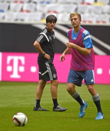 02.09.2014, Fussball Deutsche Nationalmannschaft, Training vor dem Spiel gegen Argentinien, in der ESPRIT-Arena Düsseldorf. Bundestrainer Joachim Löw (Deutschland) beobachtet Christoph Kramer (re, Deutschland). 