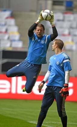 02.09.2014, Fussball Deutsche Nationalmannschaft, Training vor dem Spiel gegen Argentinien, in der ESPRIT-Arena Düsseldorf. Torwart Roman Weidenfeller (li, Deutschland) fängt den Ball, beobachtet von Torwart Manuel Neuer (Deutschland). 