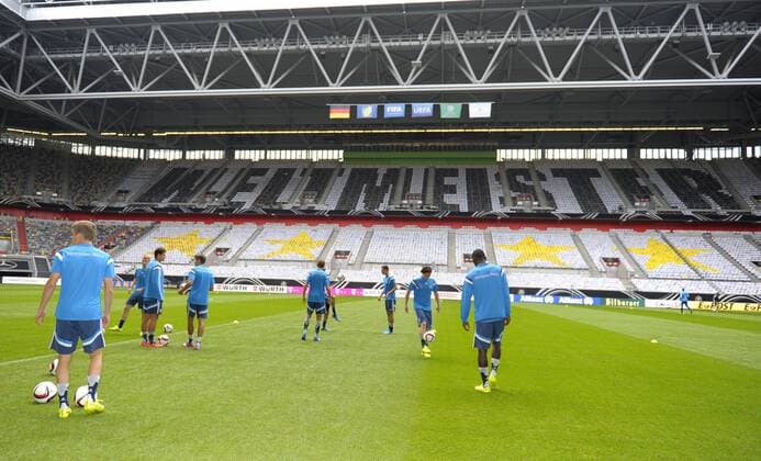02.09.2014, Fussball Deutsche Nationalmannschaft, Training vor dem Spiel gegen Argentinien, in der ESPRIT-Arena Düsseldorf. Für das morgige Spiel ist bereits die Weltmeister-Choreografie auf der Gegentribüne vorbereitet worden. 