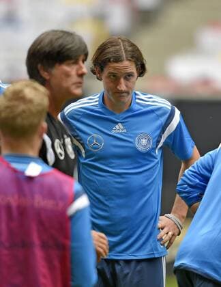 02.09.2014, Fussball Deutsche Nationalmannschaft, Training vor dem Spiel gegen Argentinien, in der ESPRIT-Arena Düsseldorf. Sebastian Rudy (re, Deutschland) nachdenklich, li: Bundestrainer Joachim Löw (Deutschland). 