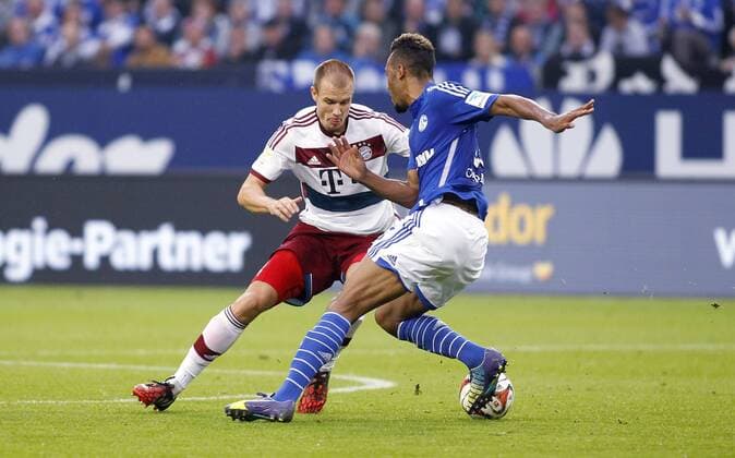 Schalke, Veltins-Arena, 30.08.14: Münchens Holger Badstuber (L) gegen Schalkes Eric Maxim Choupo-Moting im Spiel der 1. Bundesliga zwischen FC Schalke 04 vs. Bayern München in der Saison 2014 2015.