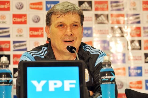 Argentinien Pressekonferenz --- Fussball --- International --- 02.09.2014 Gerardo Daniel Tata Martino (Trainer Argentinien), Freude, Mimik, Einzelbild, halbe Figur, Querformat