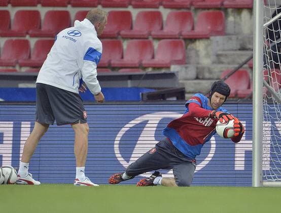 Czech Republic national team trains prior to the soccer friendly match Czech Republic vs USA on September 2, 2014 in Prague, Czech Republic. Pictured goalkeeper Petr Cech and goalkeeper s coach Jan Stejskal. (CTKxPhoto MichalxDolezal) CTKPhotoOF201409020893601  dol 007