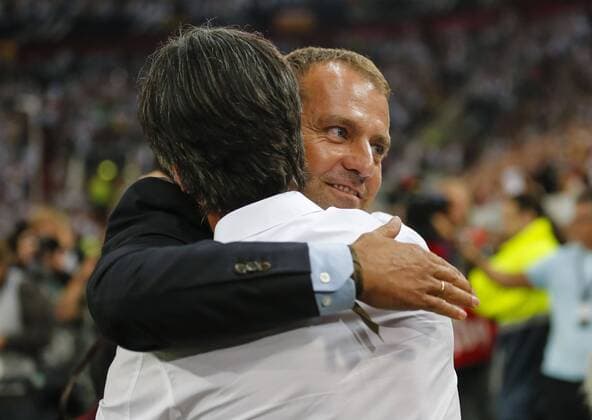 Verabschiedung Hansi (Hans-Dieter) FLICK, DFB Co-Trainer, Assistenztrainer von DFB Bundestrainer Joachim Jogi LOEW, LÖW,, gestikuliert und gibt Anweisungen, Aktion, Einzelbild, Gestik, Geste, Handbewegung, zeigen, deuten , Umarmung DEUTSCHLAND - ARGENTINIEN ( 2-4 ) Freundschaftsspiel, friendly match, Deutsche Fussball Nationalmannschaft, DFB am 03.09.2014 in Düsseldorf.