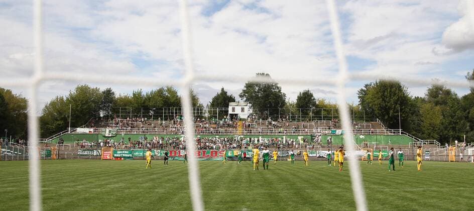 Leipzig, 09.08.2014, Alfred-Kunze-Sportpark, Fußball, Landesliga Sachsen, 1. Spieltag. , BSG Chemie Leipzig , Im Bild: Blick durch das Tornetz. ,