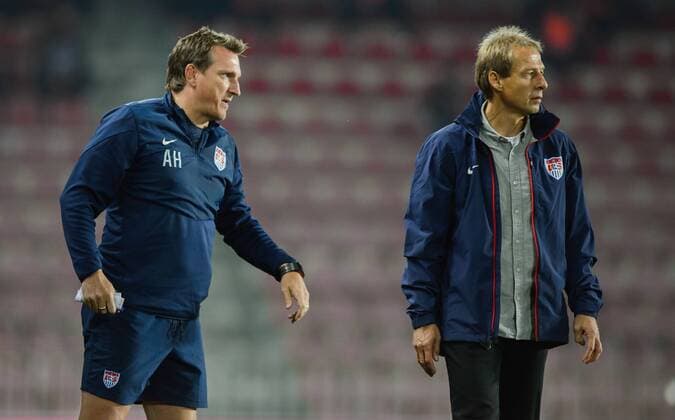 3. September 2014: Prag, Fussball Testspiel: Tschechien - USA: Co-Trainer Andreas Herzog (links, USA) mit Trainer Jürgen Klinsmann .