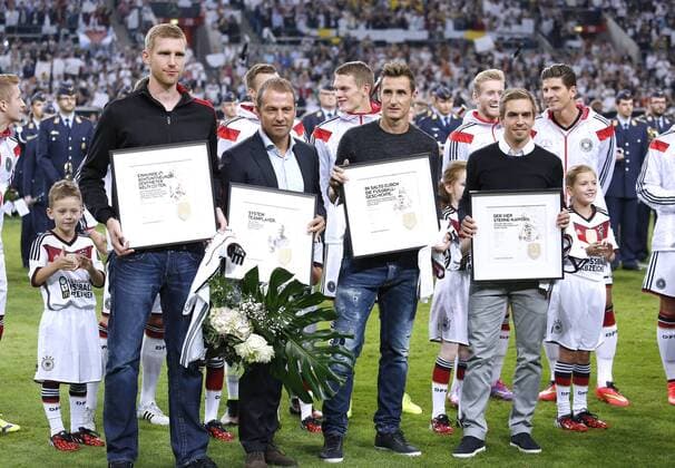 LAHM Philipp Kapitaen Team Deutschland wird vom DFB mit Mertesacker Per, KLOSE Miro und Co-Trainer FLICK Hansi von der Nationalmannschaft verabschiedet und geehrt DFB Fussball Länderspiel Deutschland - Argentinien 2014 in Düssledorf 2 : 4 am 03.September 2014 in der Esprit Arena 