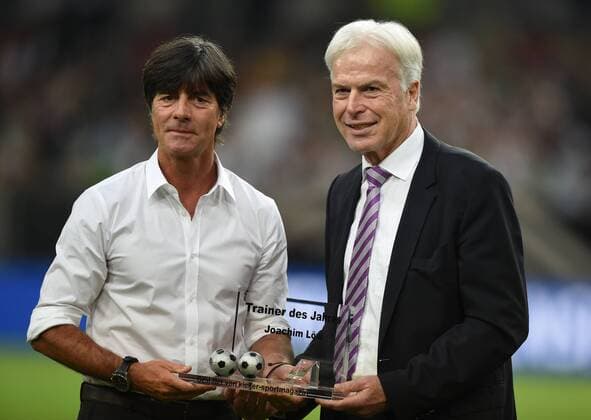 03.09.2014, Fussball, Saison 2014 15, DFB Länderspiel in Düsseldorf, Deutschland - Argentinien 2:4 Bundestrainer Joachim Löw (Deutschland) wurde vom Sportmagazin kicker zum Trainer des Jahres geehrt, rechts Chefredakteur Rainer Holzschuh.
