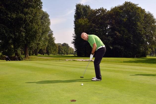 Stiftungs-Trophy Borussia Moenchengladbach --- Golf --- Charity --- 05.09.2014 Peter Wynhoff, privat, beim Putten, Golfen, Freisteller, Einzelbild, Aktion