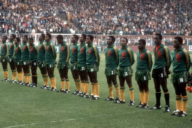 WM 1974 in Dortmund, Mannschaftsfoto Zaire, v.li.: Ekofa Mbungu, Mialo Mwape, Uba Kembo Kembo, Mafu Kibonge, Torwart Dimbi Tubilandu, Ilunga Mwepu, Boba Lobilo, Massamba Kilasu, Tshimen Buhanga, Etepe Kakoko, Adelard Mayanga Maku, Mwanza Mukombo, Mulamba Ndaye, Mambwene Mana, Mwamba Kazadi, Mantantu Kidumu