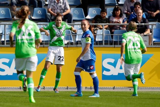 Fussball, Allianz Frauen-Bundesliga, TSG 1899 Hoffenheim - VfL Wolfsburg, v.li.: Caroline Graham Hansen (VfL Wolfsburg), Verena Faißt (VfL Wolfsburg), Martina Moser (TSG 1899 Hoffenheim), Martina Müller (VfL Wolfsburg) mit Torjubel, celebrate the goal, goal celebration, Jubel über das Tor zum 0:1. xfsx