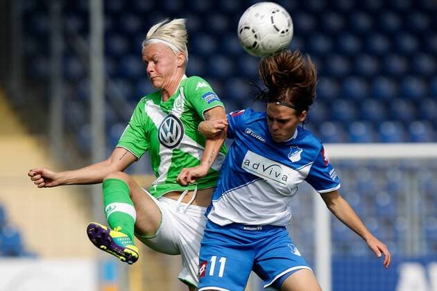 Fussball, Allianz Frauen-Bundesliga, TSG 1899 Hoffenheim - VfL Wolfsburg, v.li.: Nilla Fischer (VfL Wolfsburg) im Zweikampf, Duell, duel, tackle mit Dora Zeller (TSG 1899 Hoffenheim) xfsx