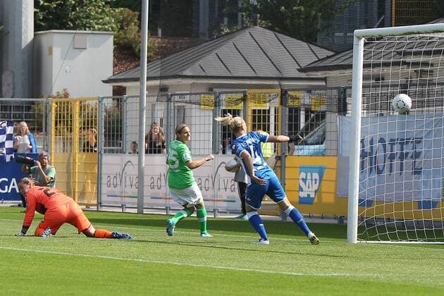 Fussball, Allianz Frauen-Bundesliga, TSG 1899 Hoffenheim - VfL Wolfsburg, v.li.: Kristina Kober (TSG 1899 Hoffenheim), Martina Müller (VfL Wolfsburg) erzielt das Tor zum , scores the goal 0:1, Kristin Demann (TSG 1899 Hoffenheim) xfsx