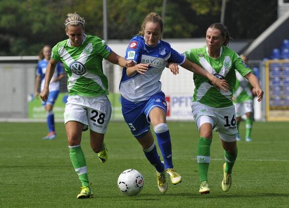 Deutschland - Frauen-Fussball-Bundesliga - 2014 15 TSG 1899 Hoffenheim (1899) - VFL Wolfsburg (WOB) 0:1 Durchsetzungsvermoegen von Fabienne DONGUS (1899, MI) gegen Lena GOESSLING (WOB. li) und Noelle MARITZ (WOB, re) Fussball-Bundesliga