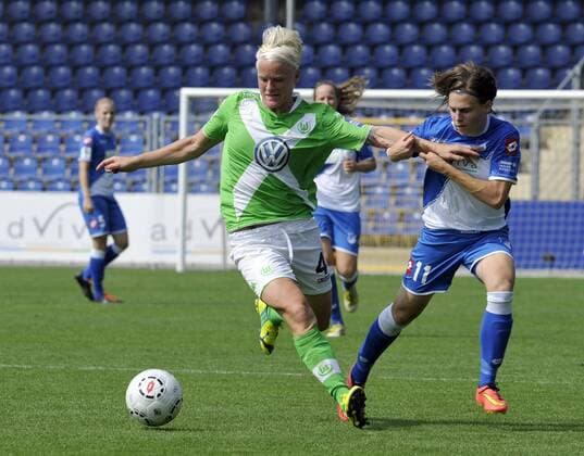 Deutschland - Frauen-Fussball-Bundesliga - 2014 15 TSG 1899 Hoffenheim (1899) - VFL Wolfsburg (WOB) 0:1 Nilla FISCHER (WOB, li) draengt Dora ZELLER (1899) ab Fussball-Bundesliga