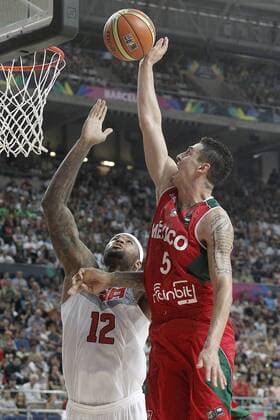USA s DeMarcus Cousins (l) and Mexico s Marco Ramos during 2014 FIBA Basketball World Cup Round of 16 match.September 6,2014.  (20140906114)