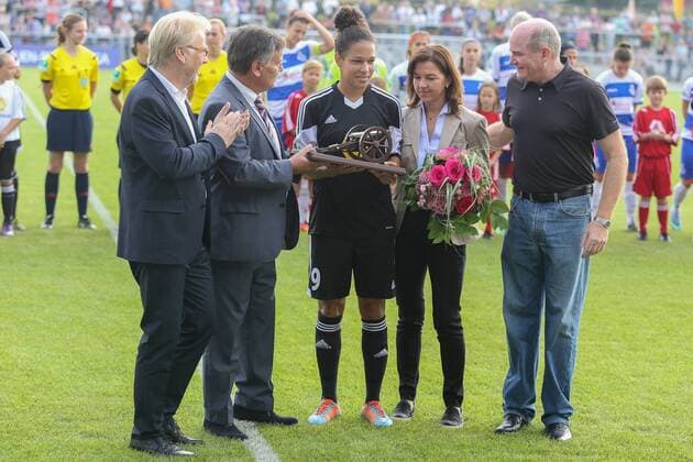 Fussball, Allianz Frauen-Bundesliga, 1. FFC Frankfurt - MSV Duisburg, Das kicker Sportmagazin zeichnet Celia Sasic für ihre 20 Tore in der Saison 2013 2014 mit der Torjägerinnen-Kanone aus, Preis, Ehrung, v.li.: Bodo Adler (1. FFC Frankfurt, Vorsitzender), Rainer Franzke (kicker Sportmagazin, Chefredaktion), Celia Sasic (1. FFC Frankfurt, Torschützenkönigin 2013 2014), Heike Ullrich (DFB-Abteilungsleiterin für den Frauen- und Mädchenfußball), Siegfried Dietrich (1. FFC Frankfurt, Manager), xozx