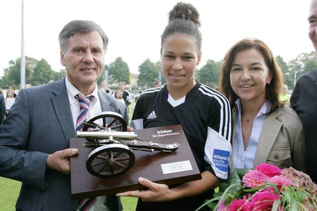 Allianz Frauen-Bundesliga, 2. Spieltag: 1. FFC Frankfurt - MSV Duisburg am Sonntag (07.09.2014) im Stadion am Brentanobad in Frankfurt am Main. kicker-Torjägerkanone für Celia Sasic (1. FFC Frankfurt). Links Rainer Franzke (kicker), rechts Heike Ullrich (DFB).