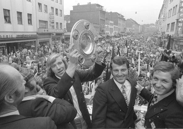 Fußball, Borussia Mönchengladbach, Deutscher Meister 1971 Günter Netzer Archivfoto: Fussball, Borussia Mönchengladbach ,Deutscher Meister 1971,Günter NETZER mit der Meisterschale beim Autokorso durch die Stadt,QF am 06.06.1971.