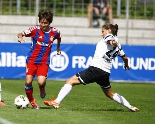SC Freiburg - FC Bayern München Mana IWABUCHI, FCB - Anja Maike HEGENAUER, SCF, Aktion quer, Fußball, Frauen, Allianz-Frauen-Bundesliga Saison 2014 2015