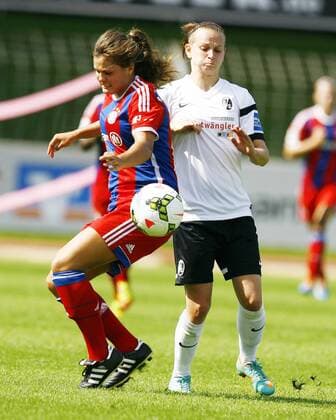 SC Freiburg - FC Bayern München Katherine STENGEL, FCB - Jobina Verena LAHR, SCF Aktion hoch, Fußball, Frauen, Allianz-Frauen-Bundesliga Saison 2014 2015
