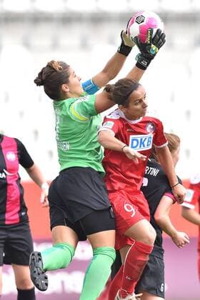 Fußball Allianz Frauen-Bundesliga 2. Spieltag SGS Essen - Turbine Potsdam am 07.09.2014 im Stadion Essen in Essen Lisa Weiß ( Essen ), links - Natasa Andonova ( Potsdam ), rechts