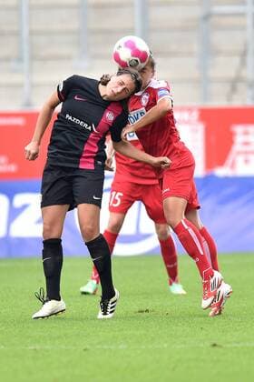 Fußball Allianz Frauen-Bundesliga 2. Spieltag SGS Essen - Turbine Potsdam am 07.09.2014 im Stadion Essen in Essen Charline Hartmann ( Essen ), links - Lidija Kulis ( Potsdam ), rechts
