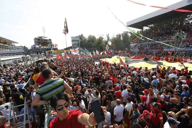 Motorsports: FIA Formula One World Championship 2014, Grand Prix of Italy, presentation ceremony, fans xHOCHxZWEIx