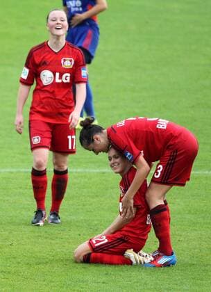 GER, 1.Bundesliga, Frauen, FF USV Jena vs Bayer 04 Leverkusen 07.09.14, Jena, Ernst-Abbe-Sportfeld, GER, Allianz Frauen Bundesliga 1.Bundesliga, Frauen, Saison 2014 2015, 02.Spieltag, FF USV Jena vs Bayer 04 Leverkusen im Bild Marina Hegering, Francesca Weber und Laura Leluschko (Leverkusen) freuen sich über den 1:2 Sieg