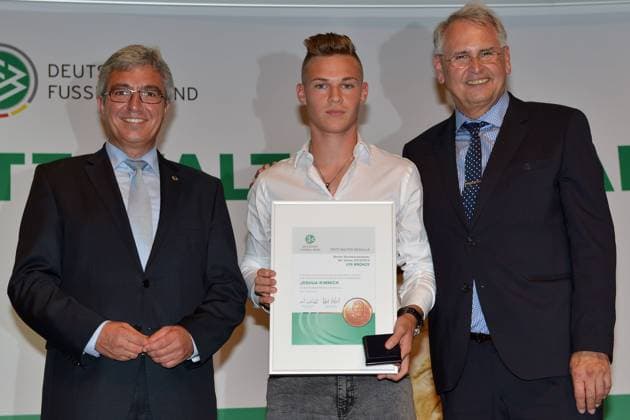 Verleihung der Fritz-Walter-Medaille --- Fussball --- Junioren --- 07.09.2014 Ehrung für die Fritz-Walter-Medaille U19 in Bronze, von links: Roger Lewentz (Vorstandsvorsitzender Fritz-Walter-Stiftung), Joshua Kimmich (RB Leipzig), Dr. Hans-Dieter Drewitz (Vizepräsident DFB für Jugendfussball), Freude, halbe Figur