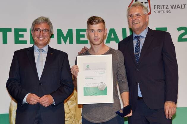 Verleihung der Fritz-Walter-Medaille --- Fussball --- Junioren --- 07.09.2014 Ehrung für die Fritz-Walter-Medaille U19 in Silber, von links: Roger Lewentz (Vorstandsvorsitzender Fritz-Walter-Stiftung), Max Meyer (FC Schalke 04), Dr. Hans-Dieter Drewitz (Vizepräsident DFB für Jugendfussball), Freude, halbe Figur