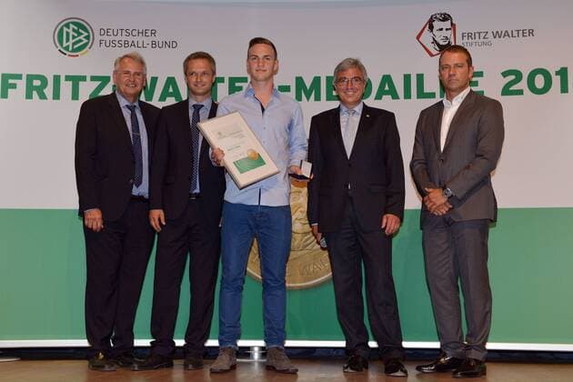 Verleihung der Fritz-Walter-Medaille --- Fussball --- Junioren --- 07.09.2014 Ehrung für die Fritz-Walter-Medaille U17 in Gold, von links: Dr. Hans-Dieter Drewitz (Vizepräsident DFB für Jugendfussball), Christian Wück, Wueck (Trainer Deutschland U17), Benedikt Gimber (TSG 1899 Hoffenheim), Roger Lewentz (Vorstandsvorsitzender Fritz-Walter-Stiftung), Hans-Dieter Hansi Flick (Sportdirektor Deutschland), Freude, Freisteller