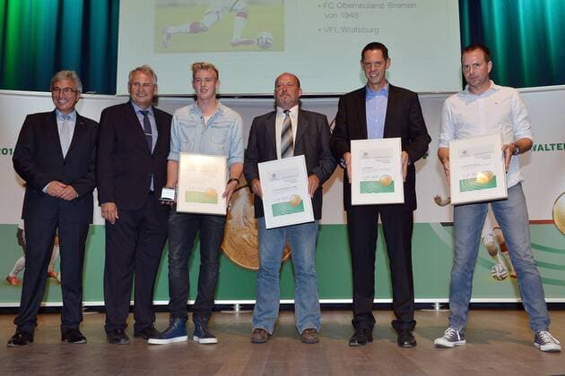 Verleihung der Fritz-Walter-Medaille --- Fussball --- Junioren --- 07.09.2014 Ehrung für die Fritz-Walter-Medaille U18 in Gold, von links: Roger Lewentz (Vorstandsvorsitzender Fritz-Walter-Stiftung), Dr. Hans-Dieter Drewitz (Vizepräsident DFB für Jugendfussball), Julian Brandt (Bayer 04 Leverkusen), Jugendtrainer, Jugendtrainer, Sascha Lewandowski (Bayer 04 Leverkusen), Freude, Freisteller