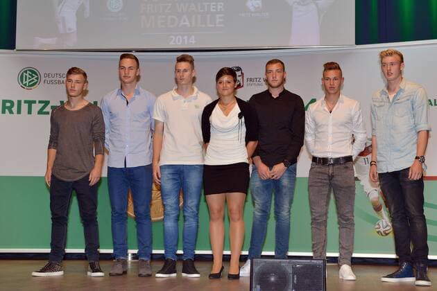 Verleihung der Fritz-Walter-Medaille --- Fussball --- Junioren --- 07.09.2014 Ehrung für die Sieger der Fritz-Walter-Medaille, von links: Max Meyer (FC Schalke 04), Benedikt Gimber (TSG 1899 Hoffenheim), Damir Bektic (Hertha BSC Berlin), Jasmin Sehan (VfL Wolfsburg), Timo Königsmann, Koenigsmann (Hannover 96), Joshua Kimmich (RB Leipzig), Julian Brandt (Bayer 04 Leverkusen), Freude, Freisteller